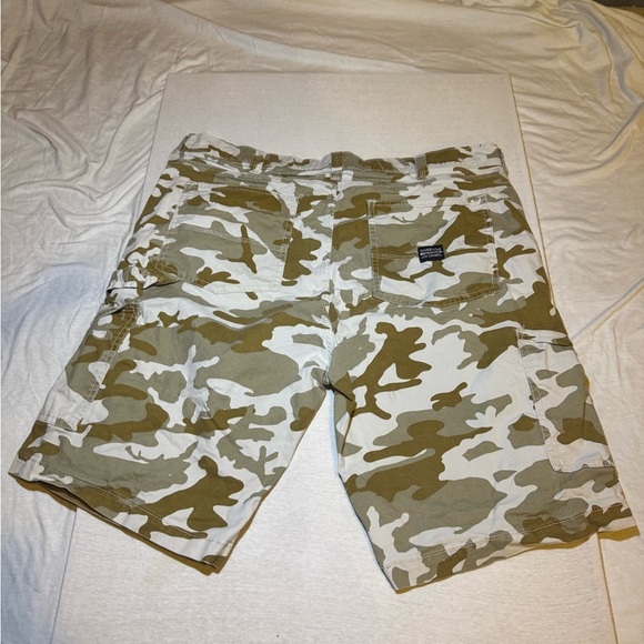 Levi's Green and Tan Cargo Shorts - Picture 6 of 8